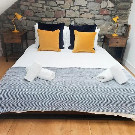 Converted Factory Loft - Free Parking With No Height Restrictions X 2 Apartment *