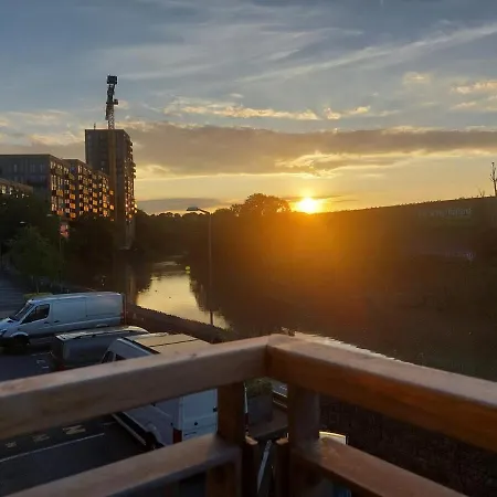 Converted Factory Loft - Free Parking With No Height Restrictions X 2 *