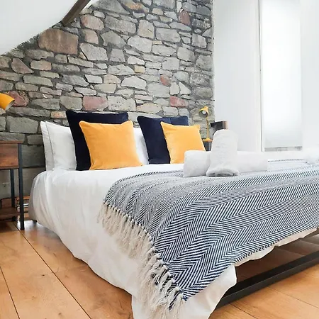 Converted Factory Loft - Free Parking With No Height Restrictions X 2