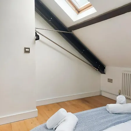 Converted Factory Loft - Free Parking With No Height Restrictions X 2