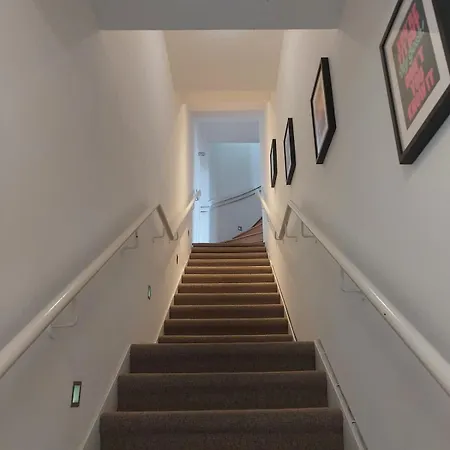 Converted Factory Loft - Free Parking With No Height Restrictions X 2 Apartmán