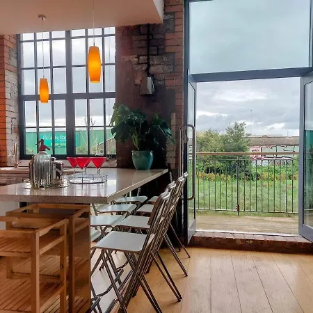 Converted Factory Loft - Free Parking With No Height Restrictions X 2 Apartmán Bristol