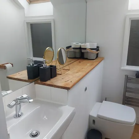 Converted Factory Loft - Free Parking With No Height Restrictions X 2 Apartmán *