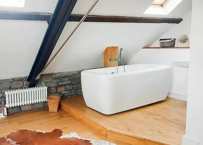 Apartment Converted Factory Loft - Free Parking With No Height Restrictions X 2 *