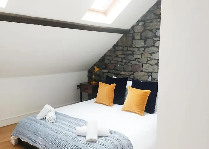 Converted Factory Loft - Free Parking With No Height Restrictions X 2 *