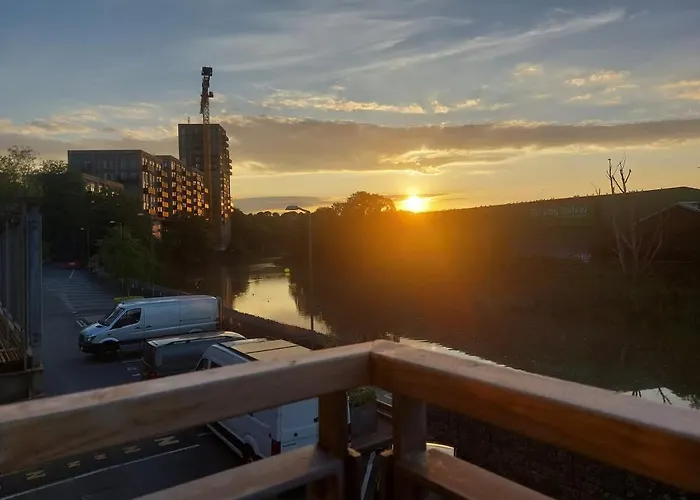 Converted Factory Loft - Free Parking With No Height Restrictions X 2 *