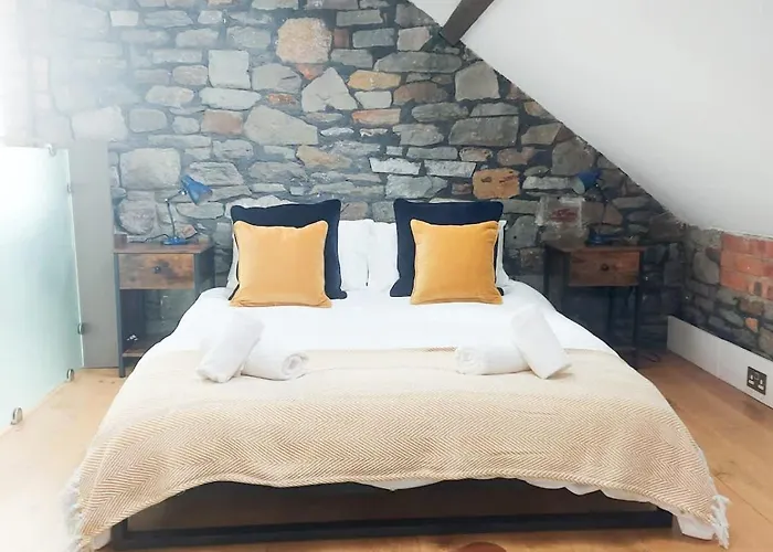 Converted Factory Loft - Free Parking With No Height Restrictions X 2 Apartment *