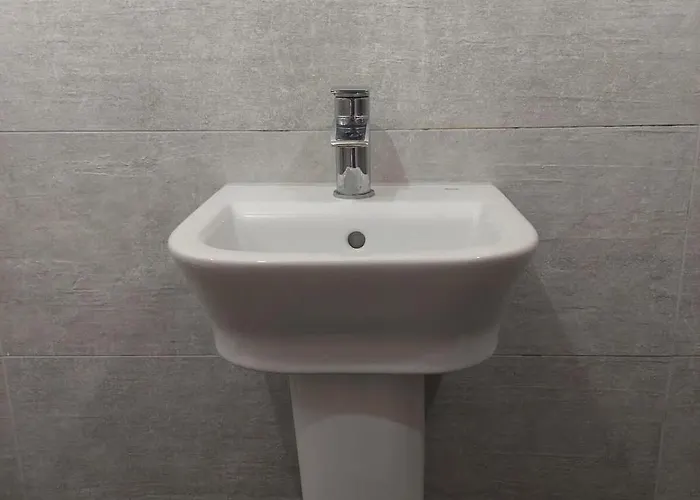 Converted Factory Loft - Free Parking With No Height Restrictions X 2 *