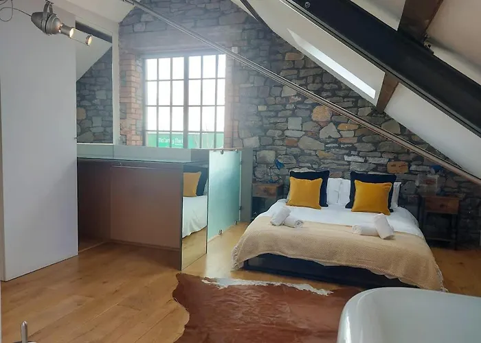 Apartment Converted Factory Loft - Free Parking With No Height Restrictions X 2 Bristol