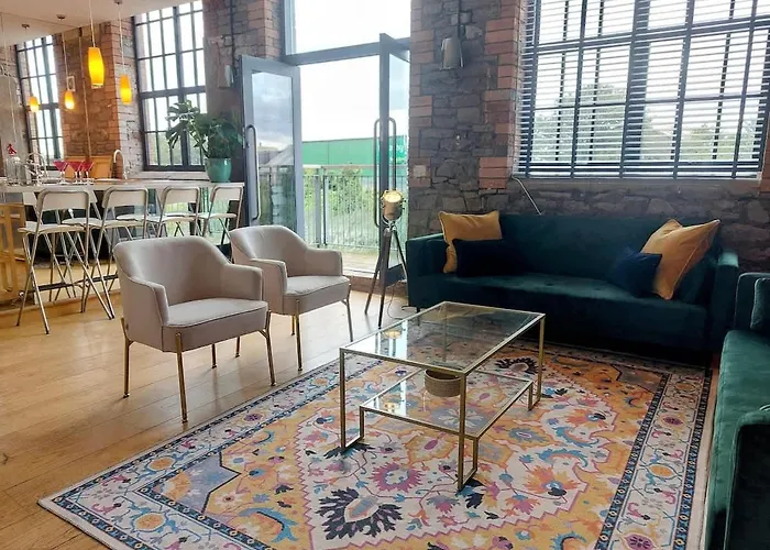 Converted Factory Loft - Free Parking With No Height Restrictions X 2 *