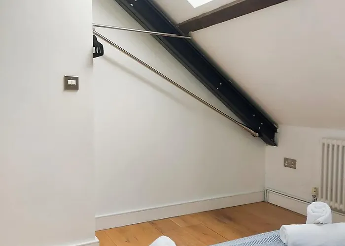 Converted Factory Loft - Free Parking With No Height Restrictions X 2