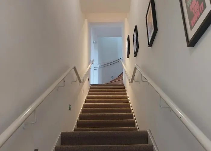 Converted Factory Loft - Free Parking With No Height Restrictions X 2 Apartment