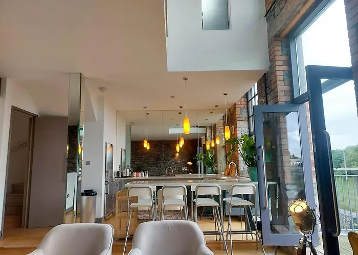 Converted Factory Loft - Free Parking With No Height Restrictions X 2 * Bristol