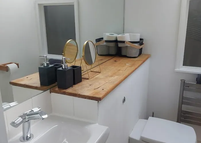 Converted Factory Loft - Free Parking With No Height Restrictions X 2 Apartment *