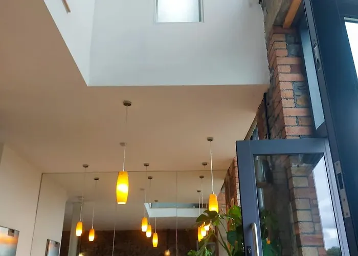 Converted Factory Loft - Free Parking With No Height Restrictions X 2 *