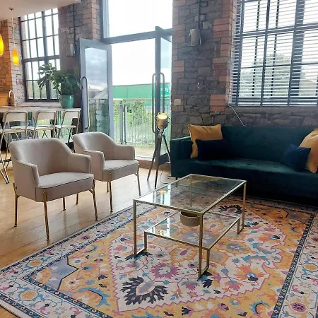 Converted Factory Loft - Free Parking With No Height Restrictions X 2 *