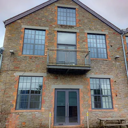 Converted Factory Loft - Free Parking With No Height Restrictions X 2