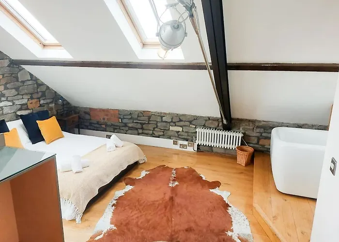 Converted Factory Loft - Free Parking With No Height Restrictions X 2 * Bristol